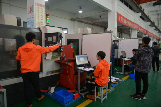 机械工程学院成功承办第十一届河南省高职院校技能大赛复杂部件数控多轴联动加工技术赛项